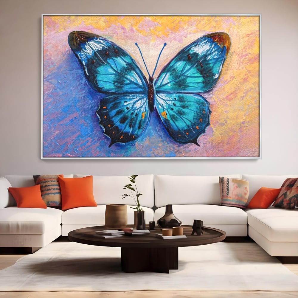 Tablou canvas cu tablou canvas cu fluture albastru, in rama de aluminiu argintiu, pe perete intr-un living